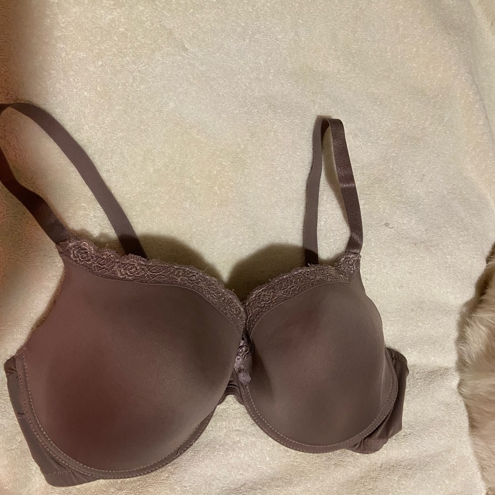 Delta Burke size 42D bra